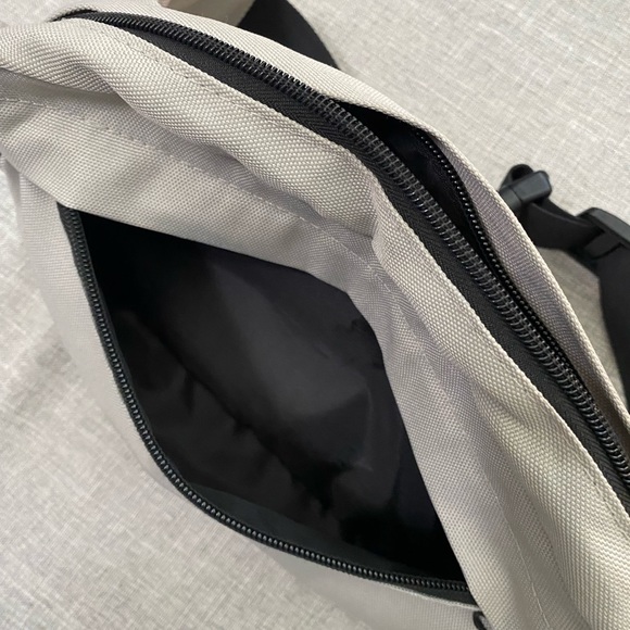 Mitchell and Ness Fanny pack. Beige. - Picture 6 of 7